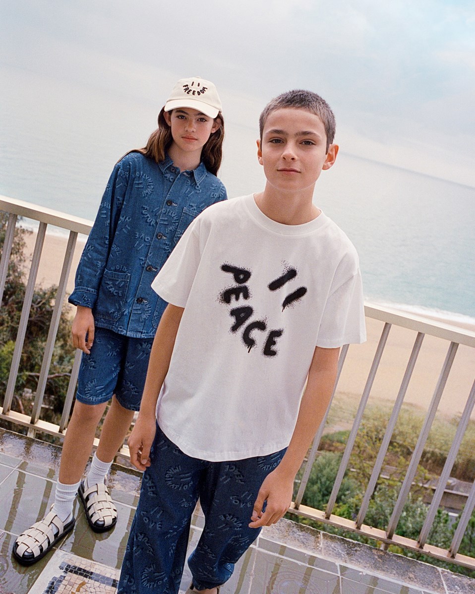 Arrow - Word Smiles - Blue denim shorts in organic cotton with jacquard woven pattern for children.