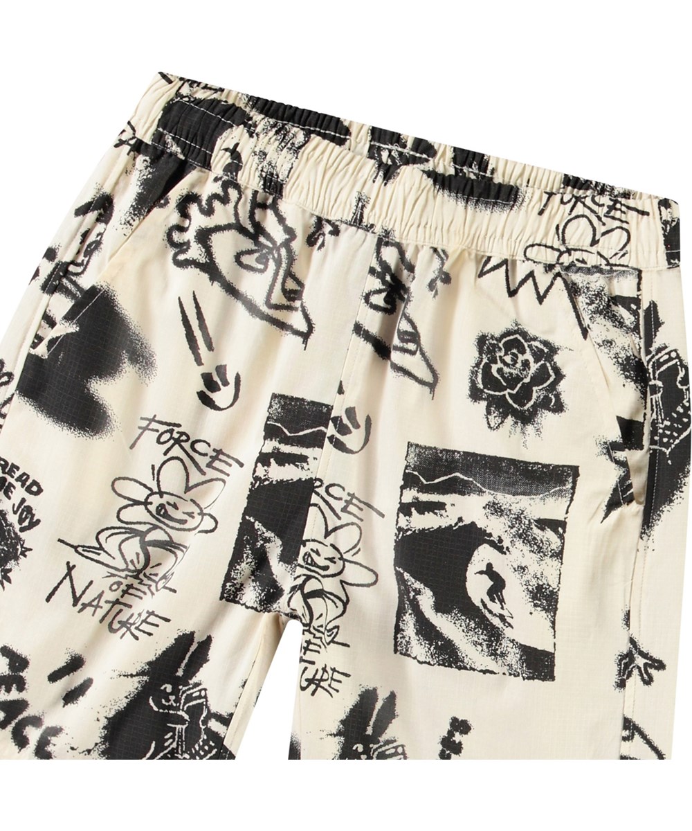 Avart - Art Mix - Knee-length shorts in organic cotton for children. These shorts are beige with a skate-inspired print and cool statements.