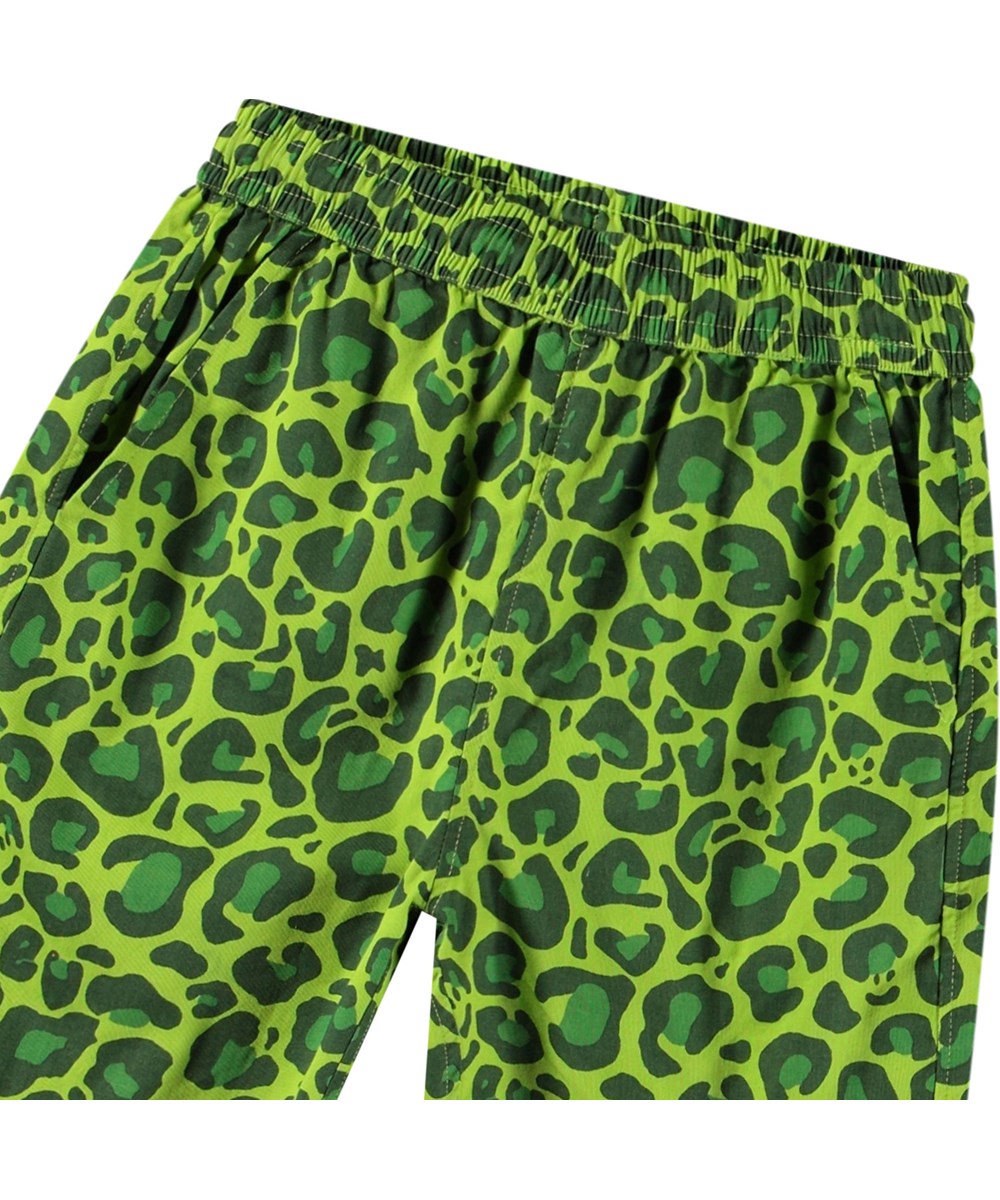 Avart - Jaguar_Green - Knee-length shorts in organic cotton with a green jaguar print for children.