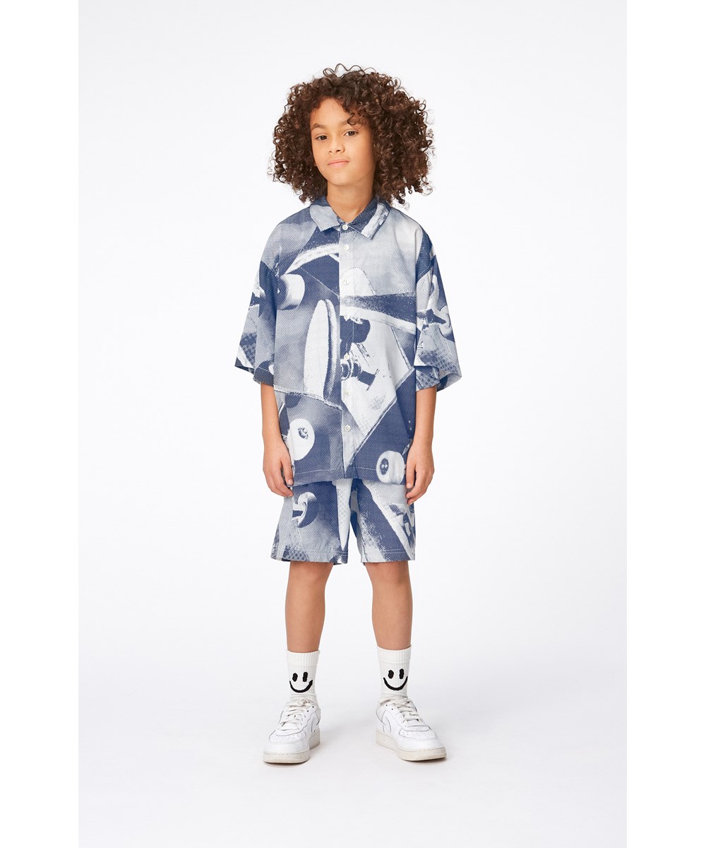 Avart - Skate  Universe - Knee length shorts in black, grey and white in soft viscose. The print is inspired by the skater world and has an all over print of skateboards seen from all angles