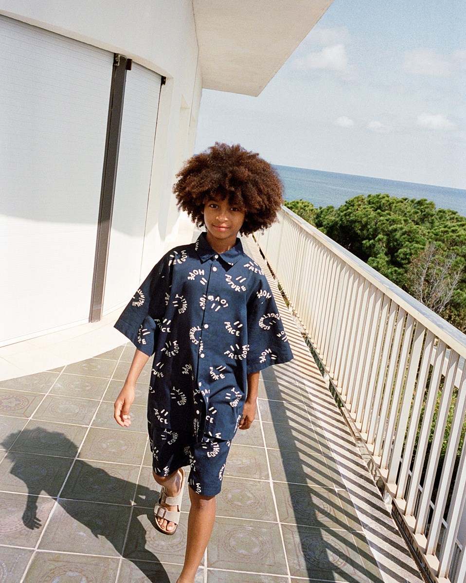 Avart - Smile Words - Knee-length shorts in organic cotton for children. These shorts are blue with smiling faces.