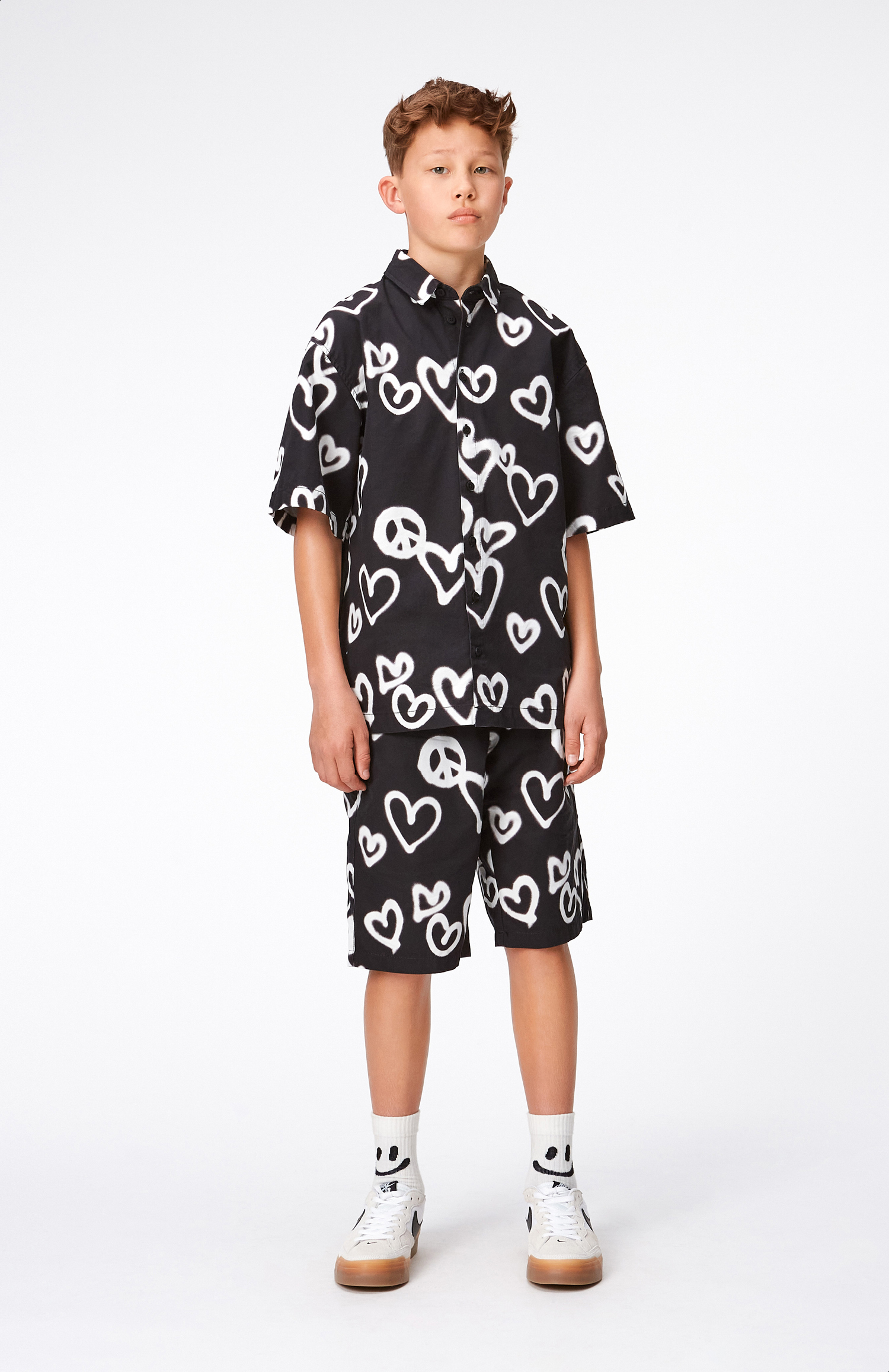 Avart - Sprayed Hearts - Black, knee length shorts in cotton