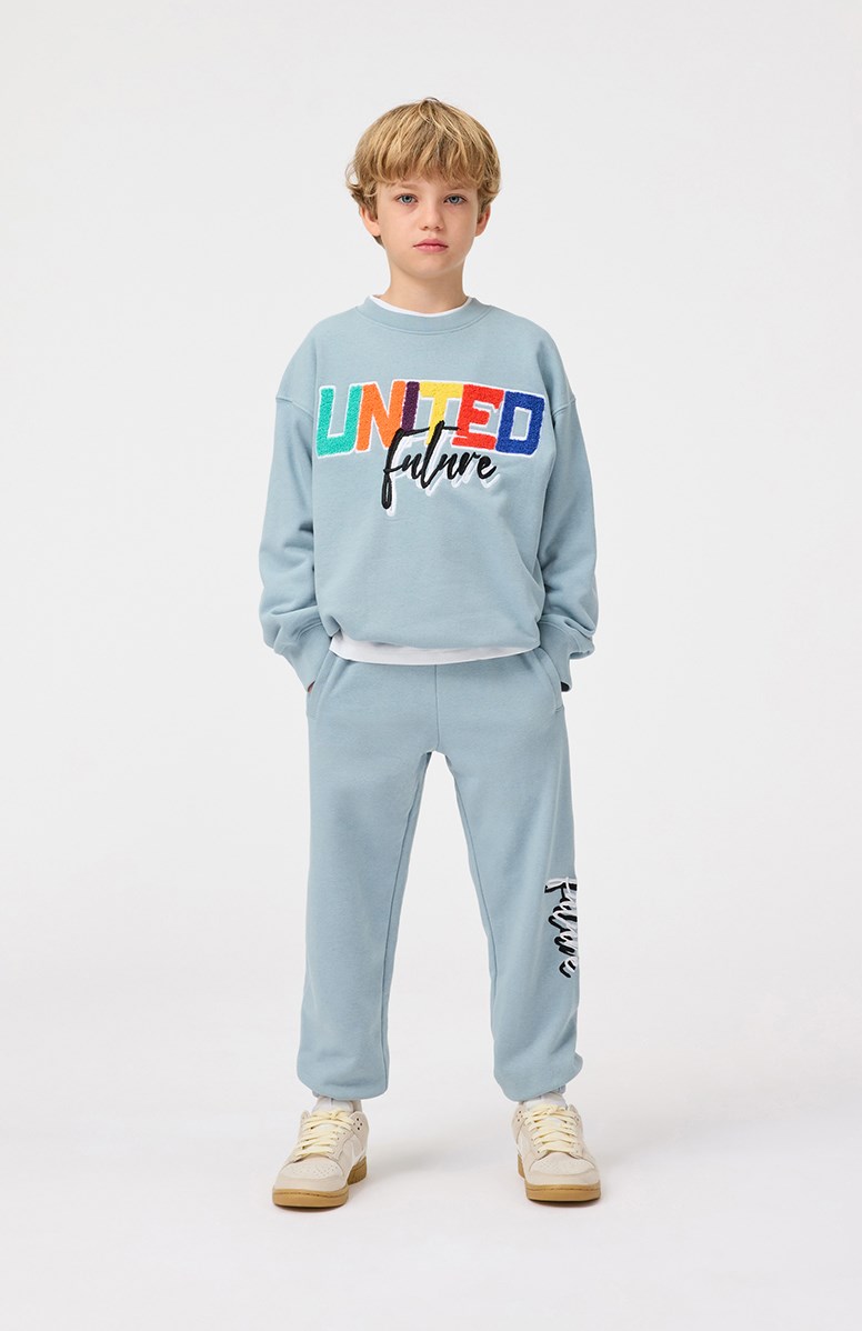 Mar - Misty Blue - Blue sweatshirt with embroidery for children in soft organic cotton with ribbed edges at the neck, sleeves, and bottom of the sweatshirt.