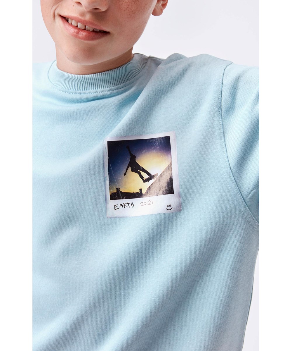 Mattis - Sterling Blue - Light blue sweatshirt with skater print