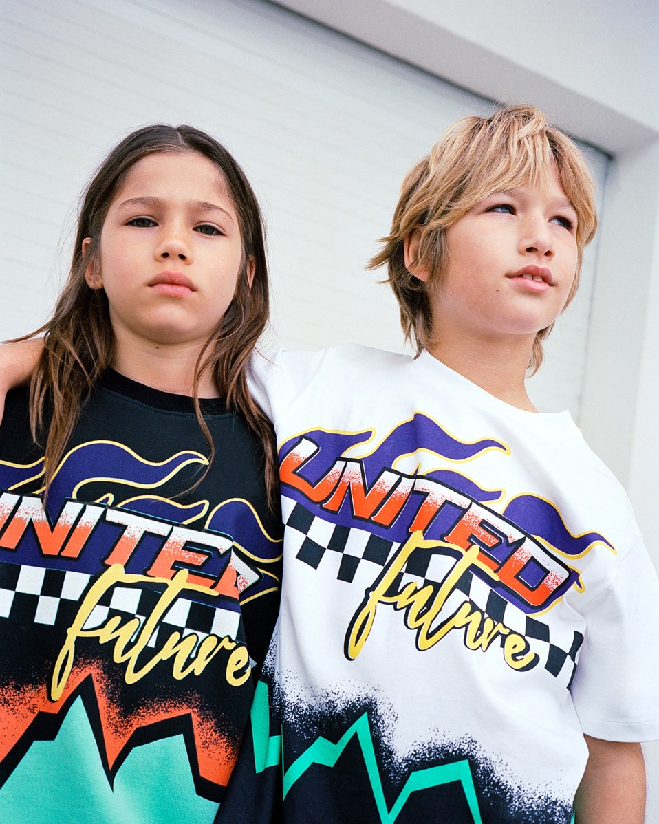 Monti - Future United - Black and green sweatshirt with print for children in soft, organic cotton with ribbed edges at the neck, sleeves, and bottom of the sweatshirt.