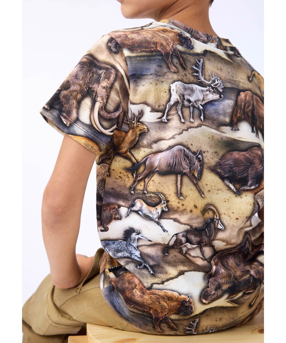 Ralphie - Cave Animals - T-shirt for children made of soft organic cotton with print, short sleeves and a ribbed neckline.
