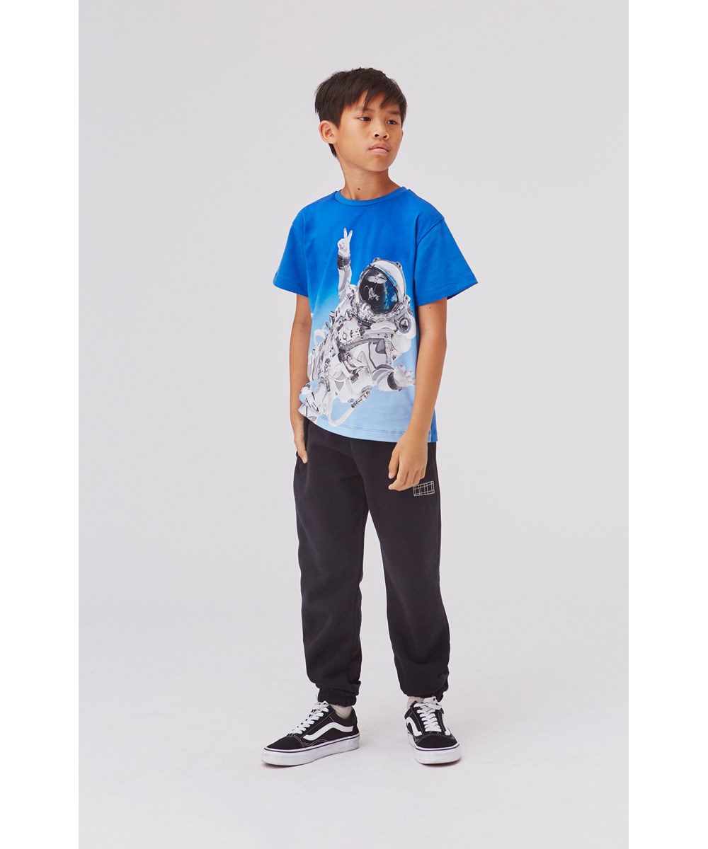 Rasmus - Peace Astronaut - Blue organic t-shirt with astronaut