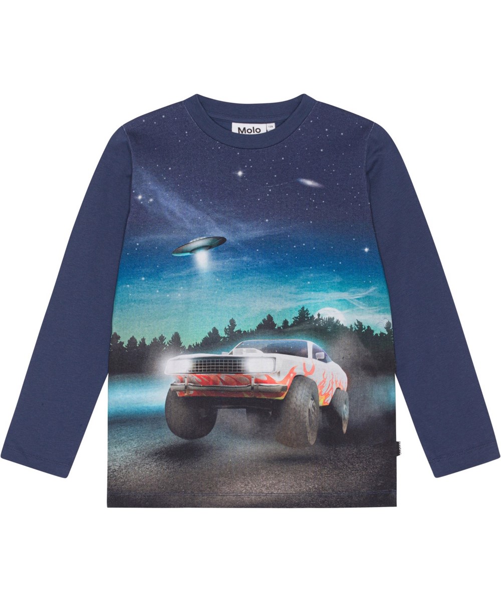 Reif - Car And UFO - Dark blue, long sleeve t-shirt in organic jersey with a print of a dark night, a fast car with flames and a flying UFO in the background