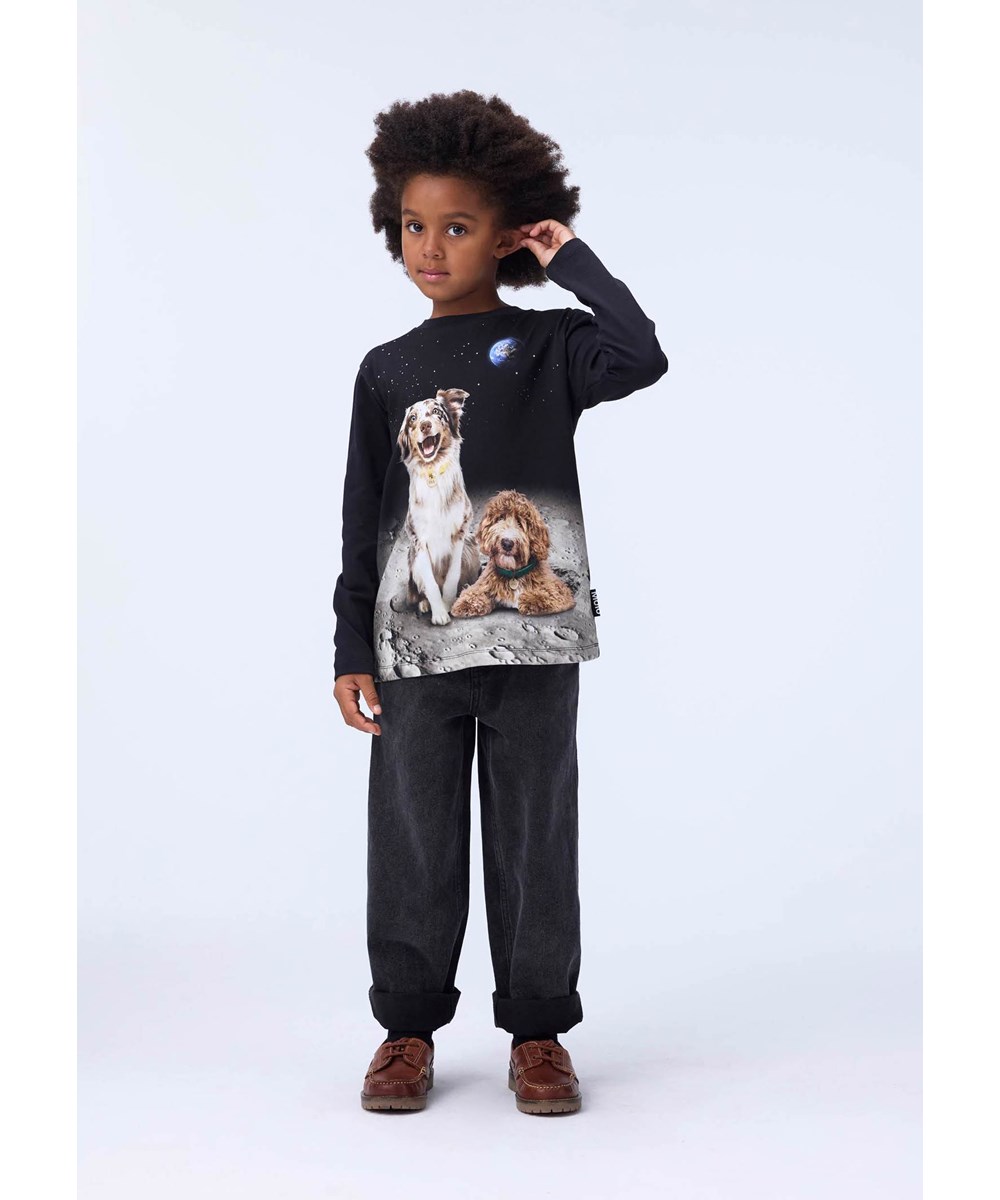 Reif - Moon Friends - Black long-sleeved top for children made of soft organic cotton with long sleeves and a ribbed neckline. The long-sleeved top has a loose fit and a front print of two happy dogs on the moon.