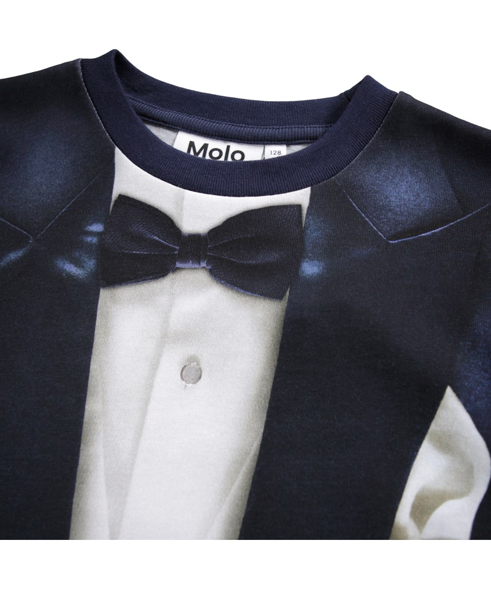 Reif - Tuxedo - Dark blue long-sleeved top for children made of soft organic cotton with long sleeves and a ribbed neckline. The long-sleeved top has a loose fit with an illusion print of a tuxedo.