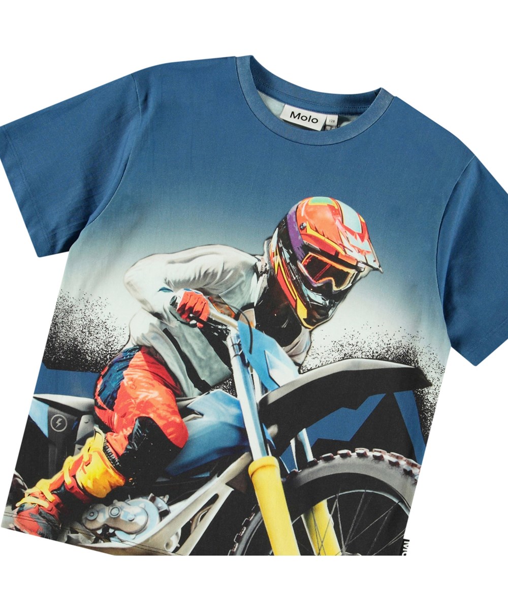 Riley - Big MC Blue - Blue t-shirt with print for children in soft organic cotton with short sleeves and ribbed neckline.