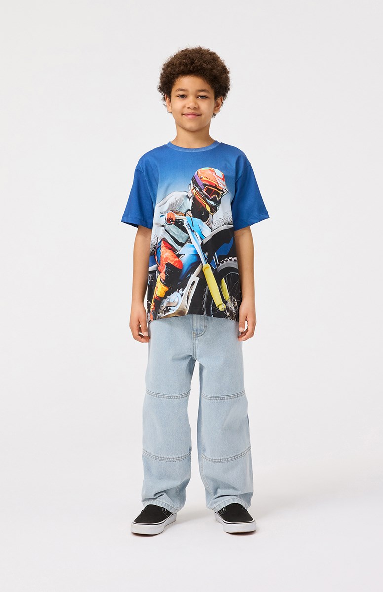 Riley - Big MC Blue - Blue t-shirt with print for children in soft organic cotton with short sleeves and ribbed neckline.