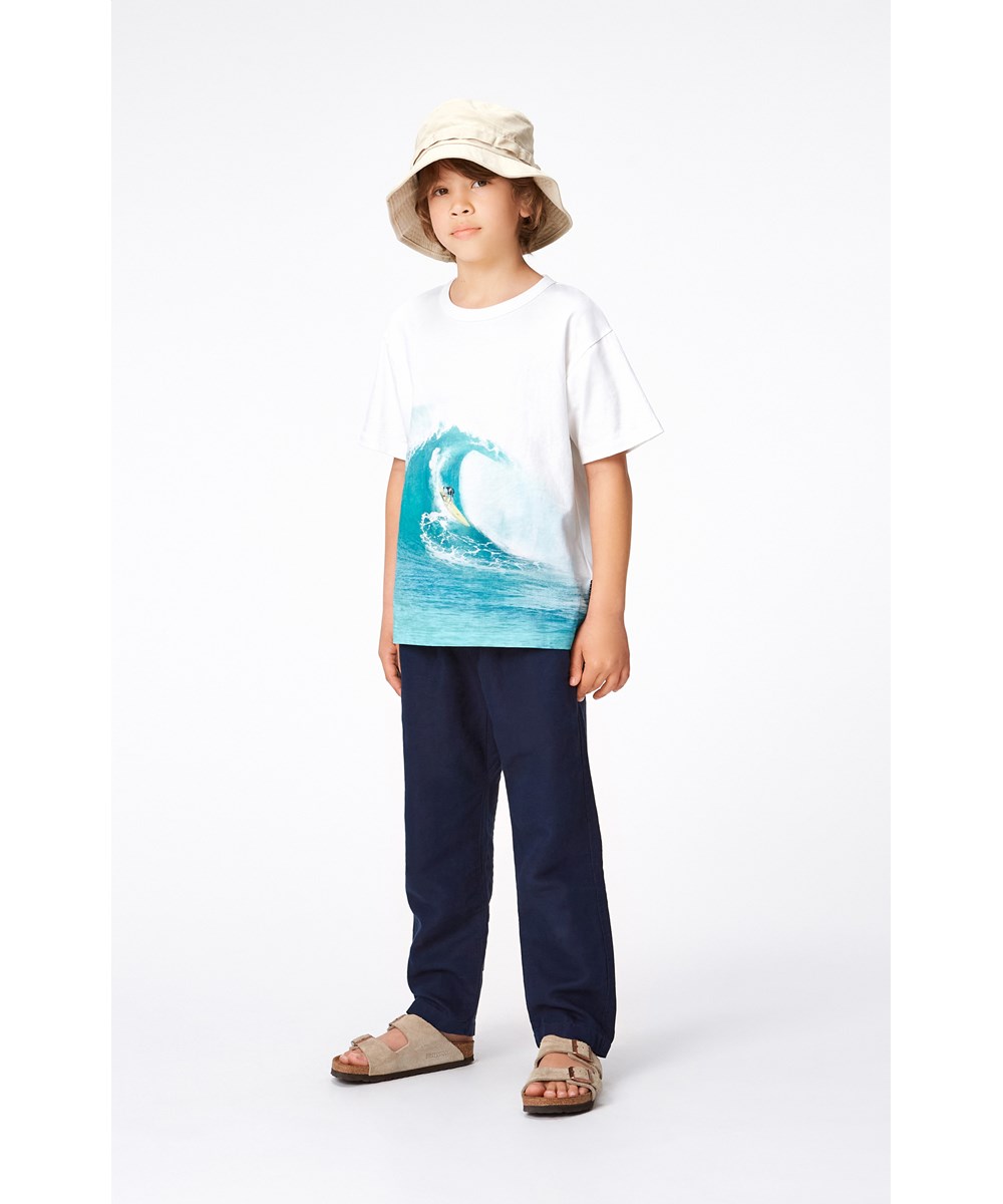 Riley - Big Wave - White, organic t-shirt with surfer placement print