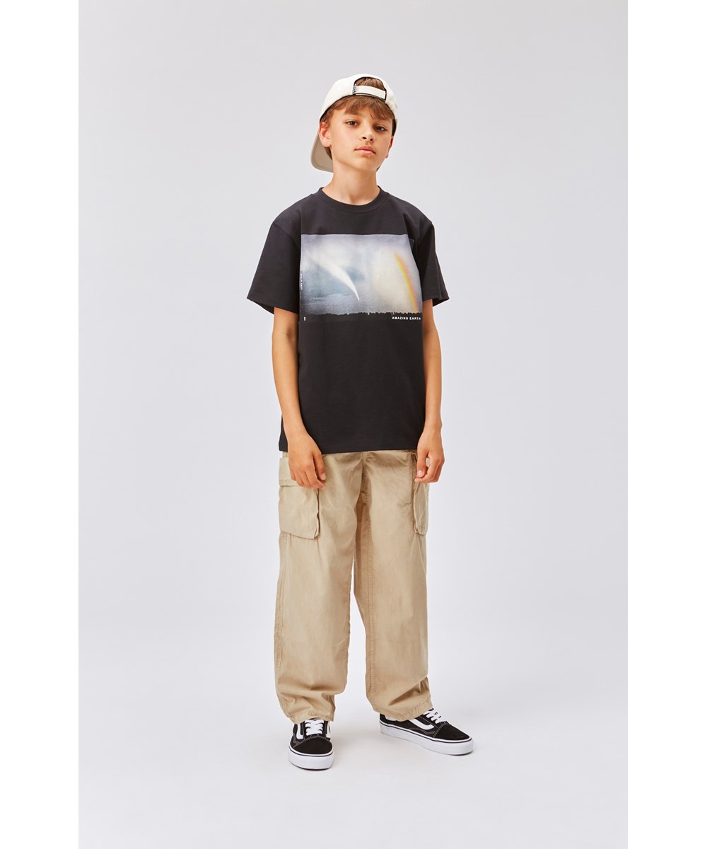 Riley - Earth Pictures - Black organic t-shirt with rainbow print