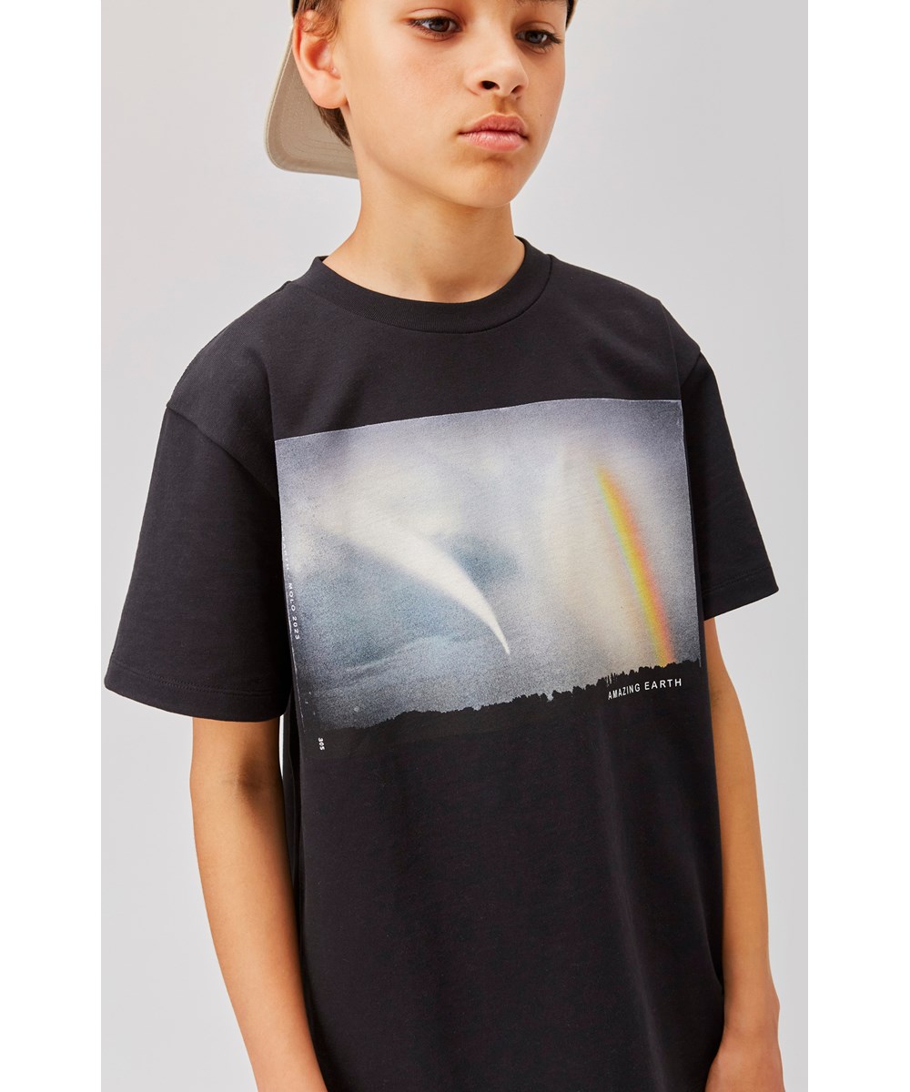Riley - Earth Pictures - Black organic t-shirt with rainbow print