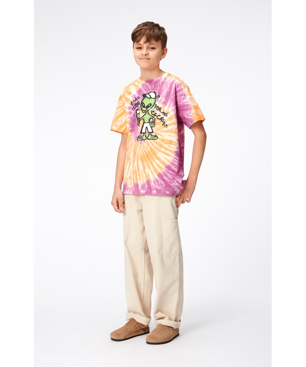 Riley - Ember Purple Dye - Orange and purple-pink, oragnic t-shirt with tie-dye and alien print