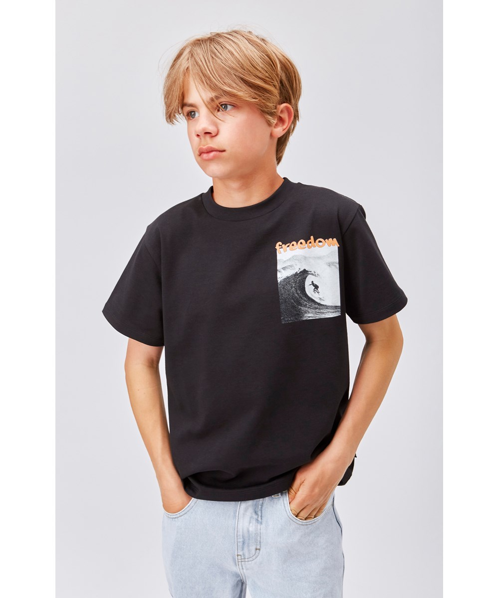 Riley - Freedom Surf - Black organic t-shirt with surfer print