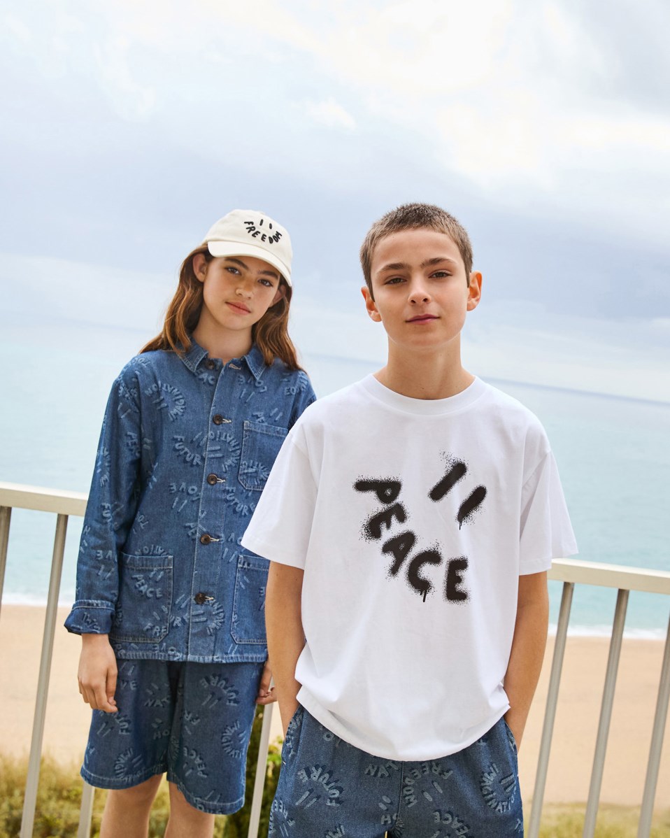 Riley - Peace Smile - White t-shirt with print for children in soft organic cotton with short sleeves and ribbed neckline.