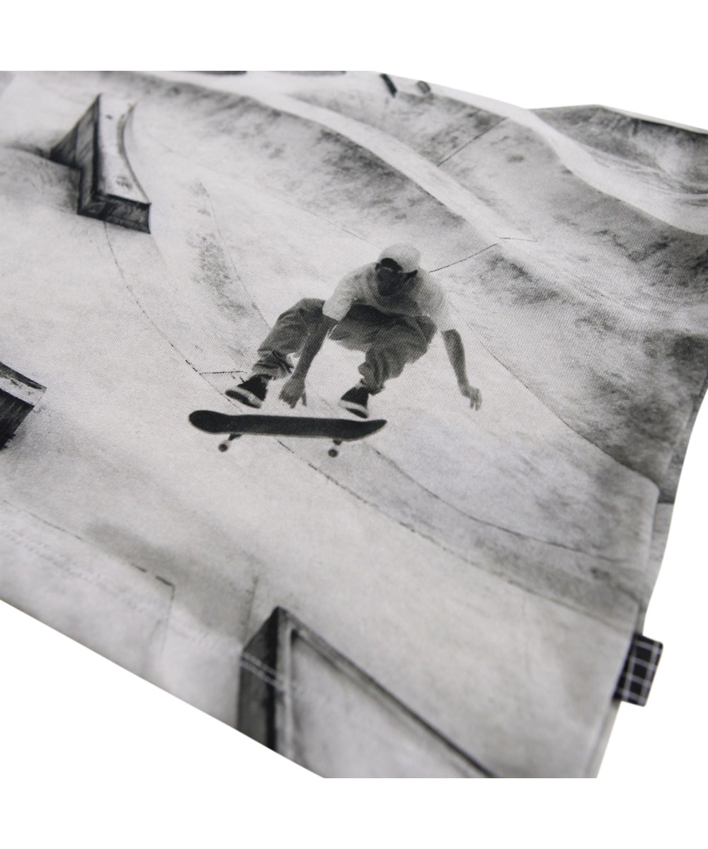 Riley - Skatepark - White T-shirt for children made of soft organic cotton with a print, short sleeves and a ribbed neckline.