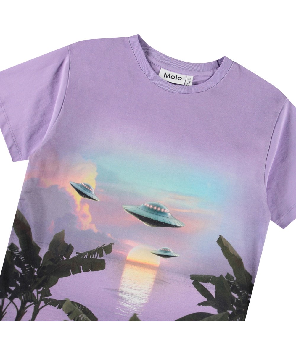 Riley - Visitors Violet - Purple t-shirt with print for children in soft organic cotton with short sleeves and ribbed neckline.