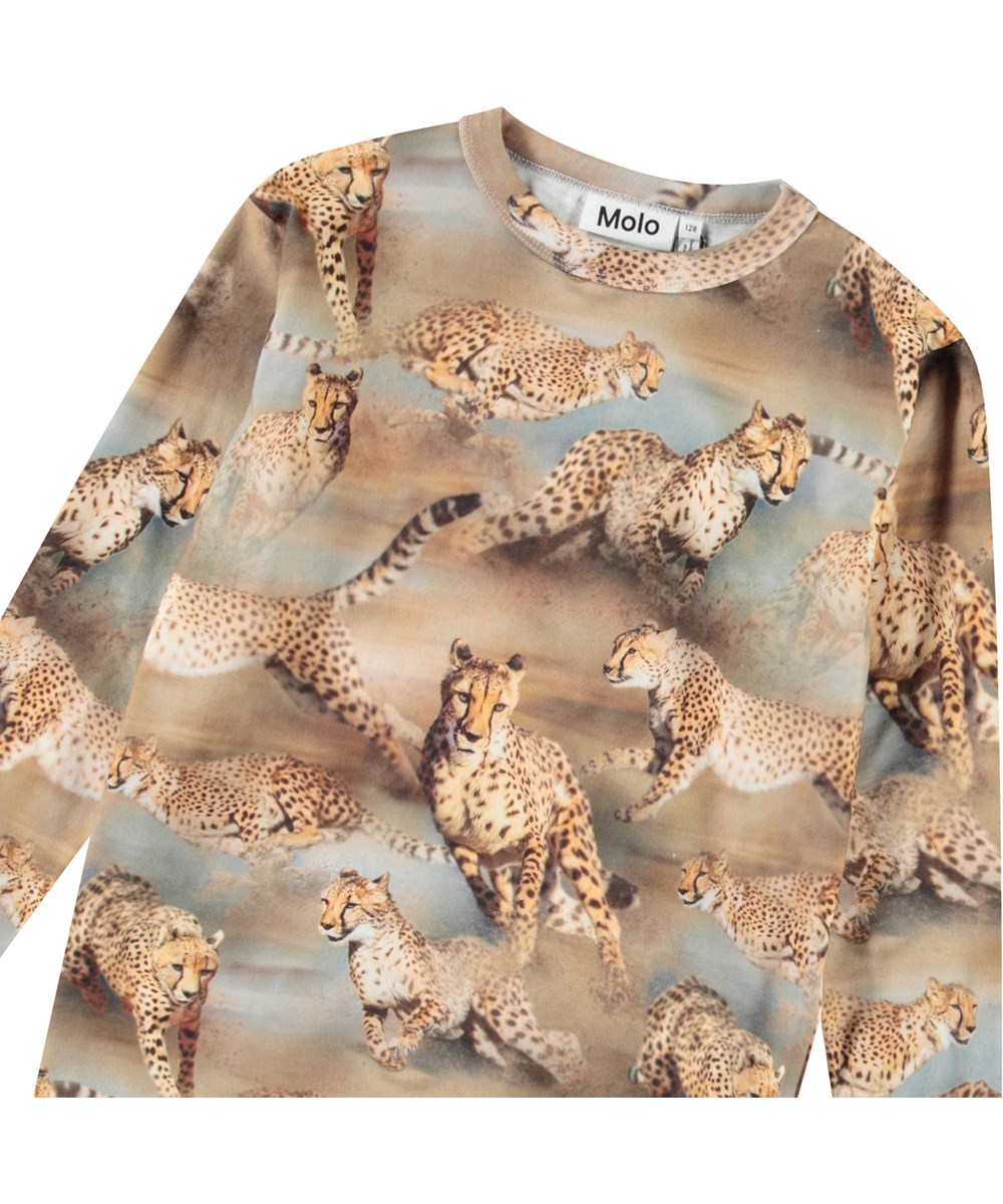 Rill - Fast Cheetahs - Long-sleeved top with cheetahs for children in soft organic cotton with ribbed neckline and sleeves.