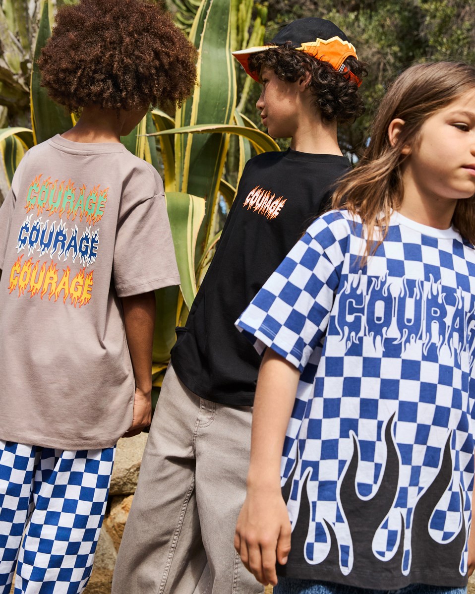 Rodney - Courage Check - White and blue checkered t-shirt with print for children in organic cotton with short sleeves and ribbed neckline.