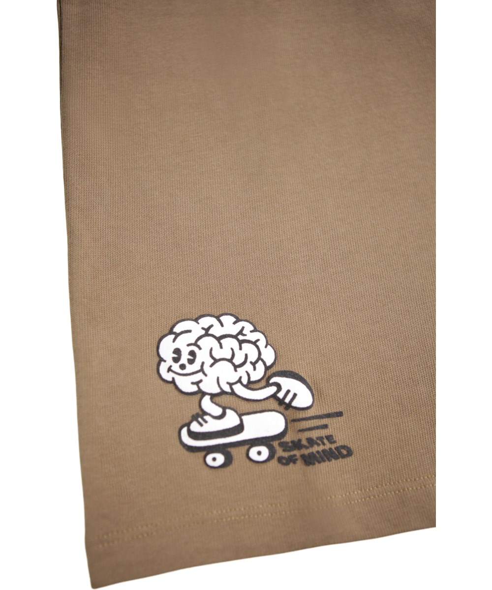 Rodney - Fawn - Brown oversized T-shirt for children made of soft organic cotton with short sleeves and a ribbed neckline.