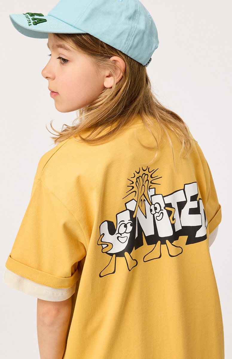 Rodney - Honey Gold - Yellow t-shirt with print for children in organic cotton with short sleeves and ribbed neckline.