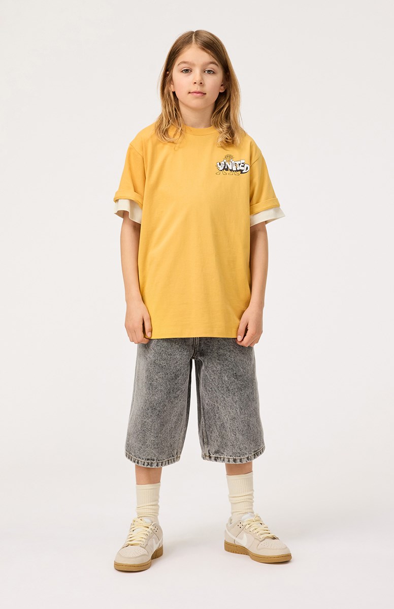 Rodney - Honey Gold - Yellow t-shirt with print for children in organic cotton with short sleeves and ribbed neckline.