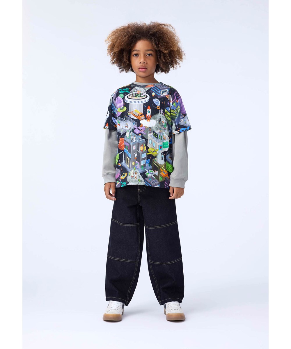 Rodney - Pixel Space - Black oversized T-shirt with pixelated print made of soft organic cotton with short sleeves and a ribbed neckline.