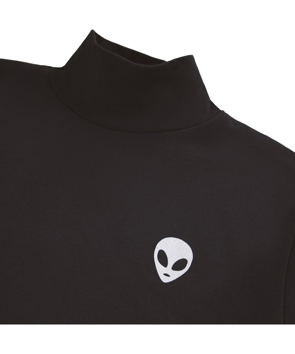 Ronoy - Black - Black long-sleeved turtleneck for children made of soft organic cotton. long-sleeved turtleneck has a loose fit, ribbed cuffs and a small embroidered alien face on the chest.