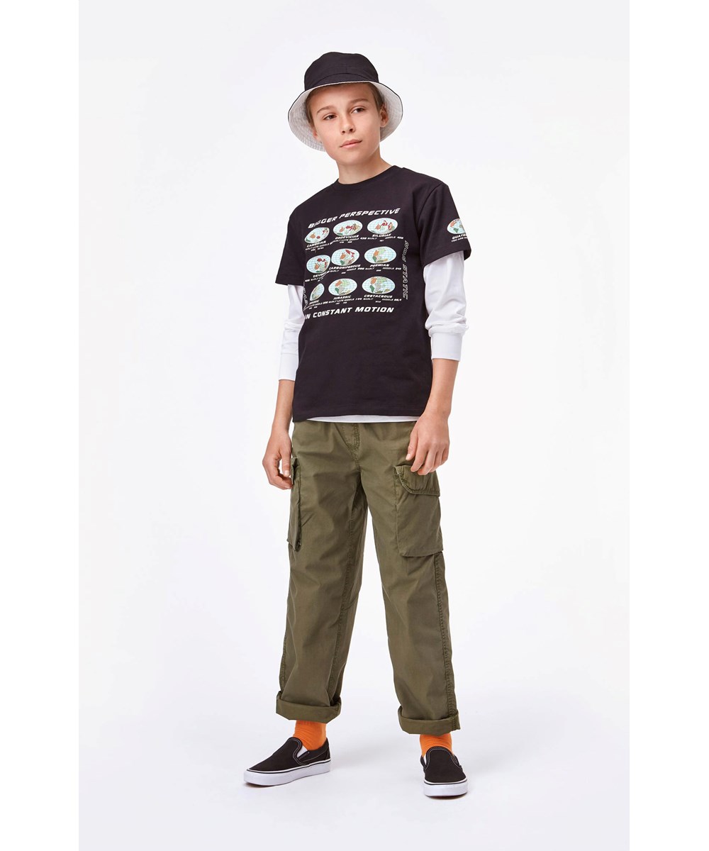 Roxo - In Motion - Black organic t-shirt with a planet Earth print