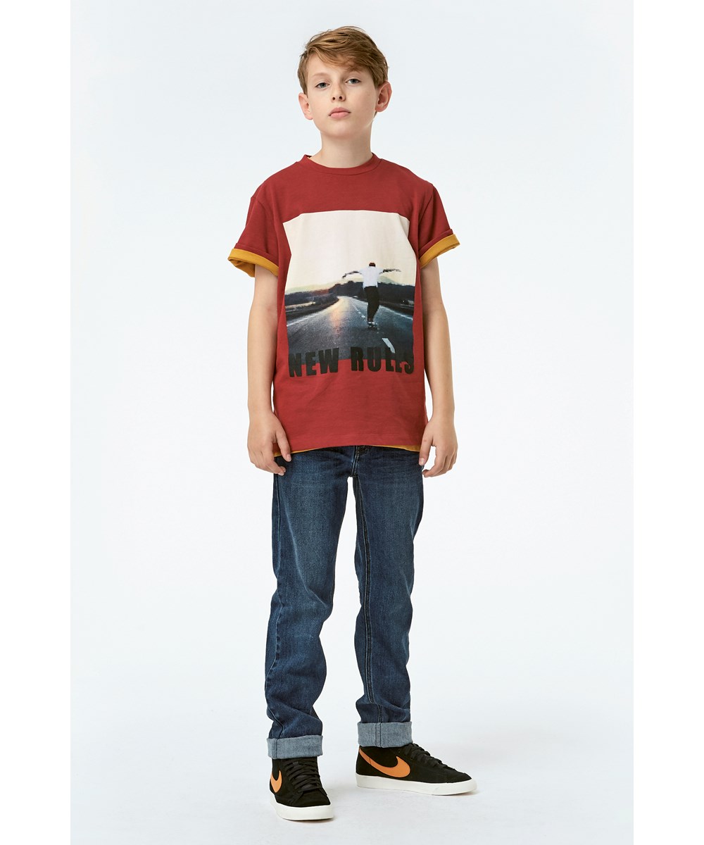 Roxo - Pixel Skater - Red organic t-shirt with skater