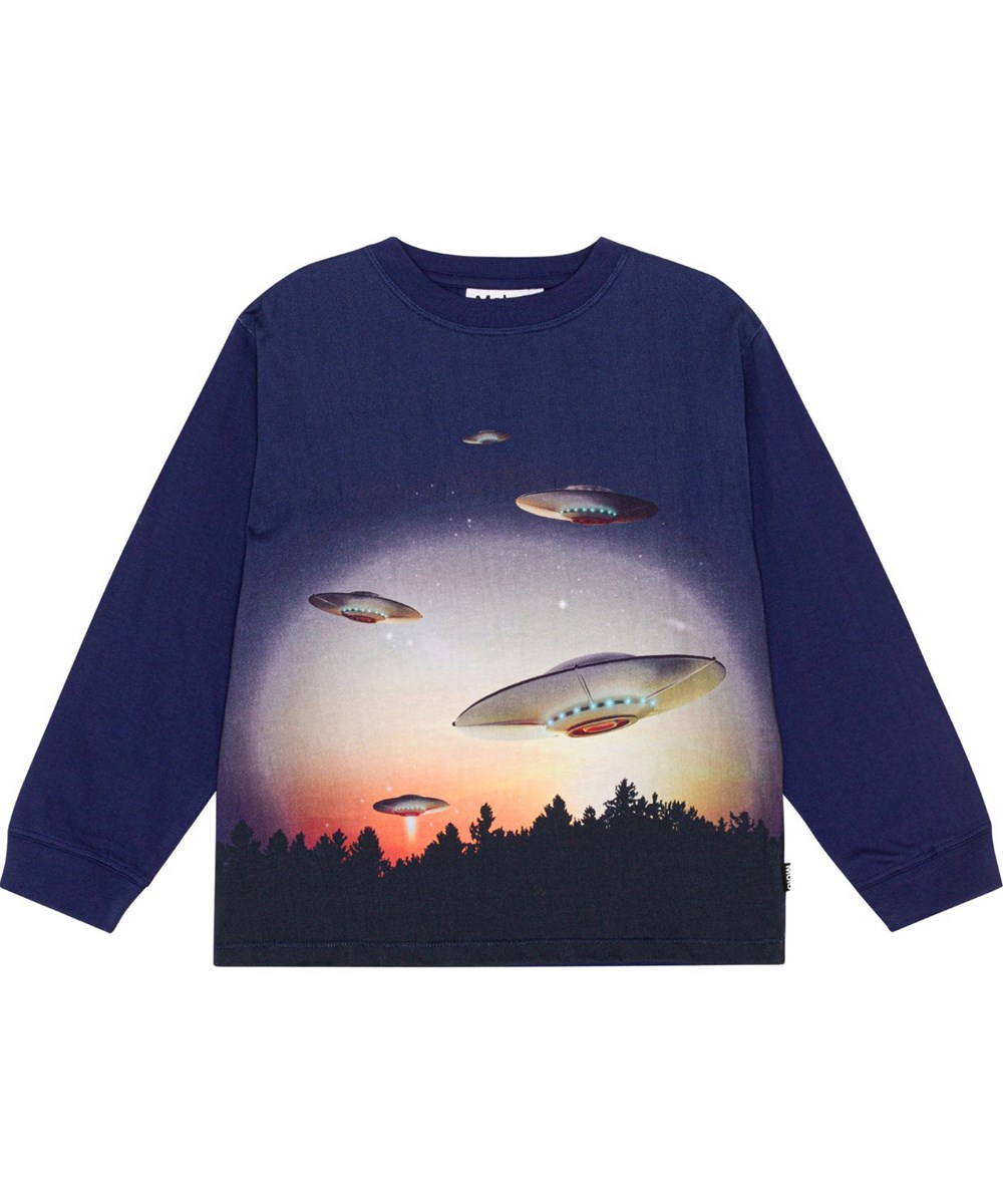 Rube - Visit From Afar - Dark blue, long sleeve t-shirt in organic cotton jersey with print of a dark night and flying UFO's that illuminate the forest's trees 