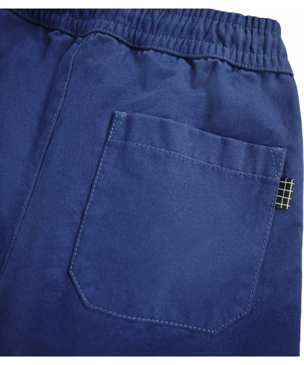 Amor - Blue Depths - Blå chinobukser til børn i økologisk bomuld med elastisk talje