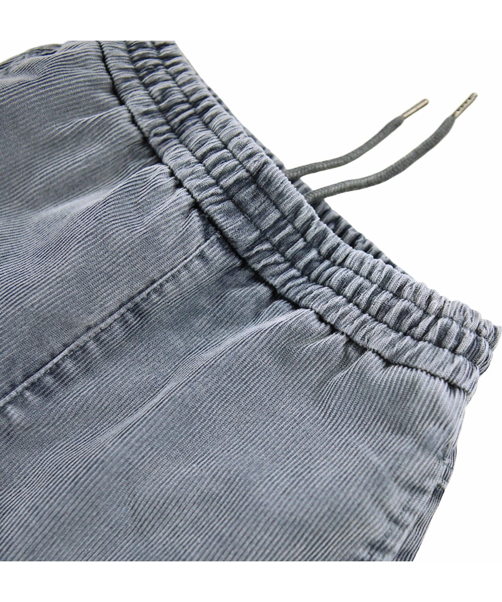 Aster - Dusty Wash Blue - Grå fløjlsbukser til børn med elastisk talje.