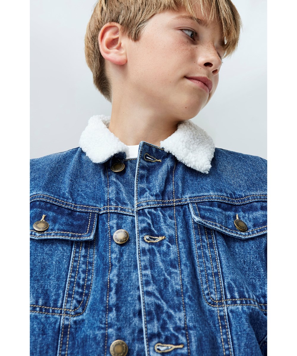 Hen - Stone Blue - Blå denim jakke med hvidt for