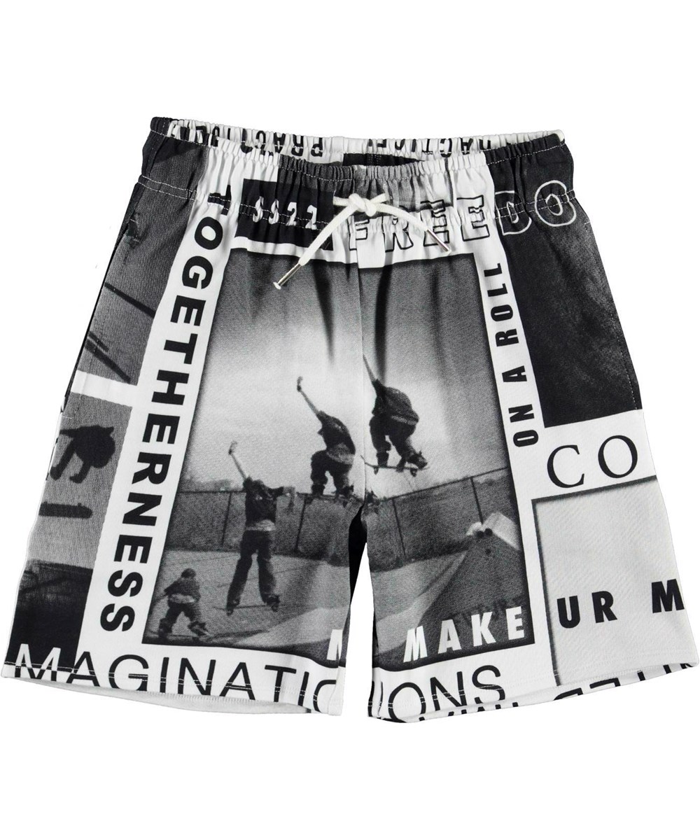 Adian - Sk8 News - Sweat shorts i sort/hvidt skate print.