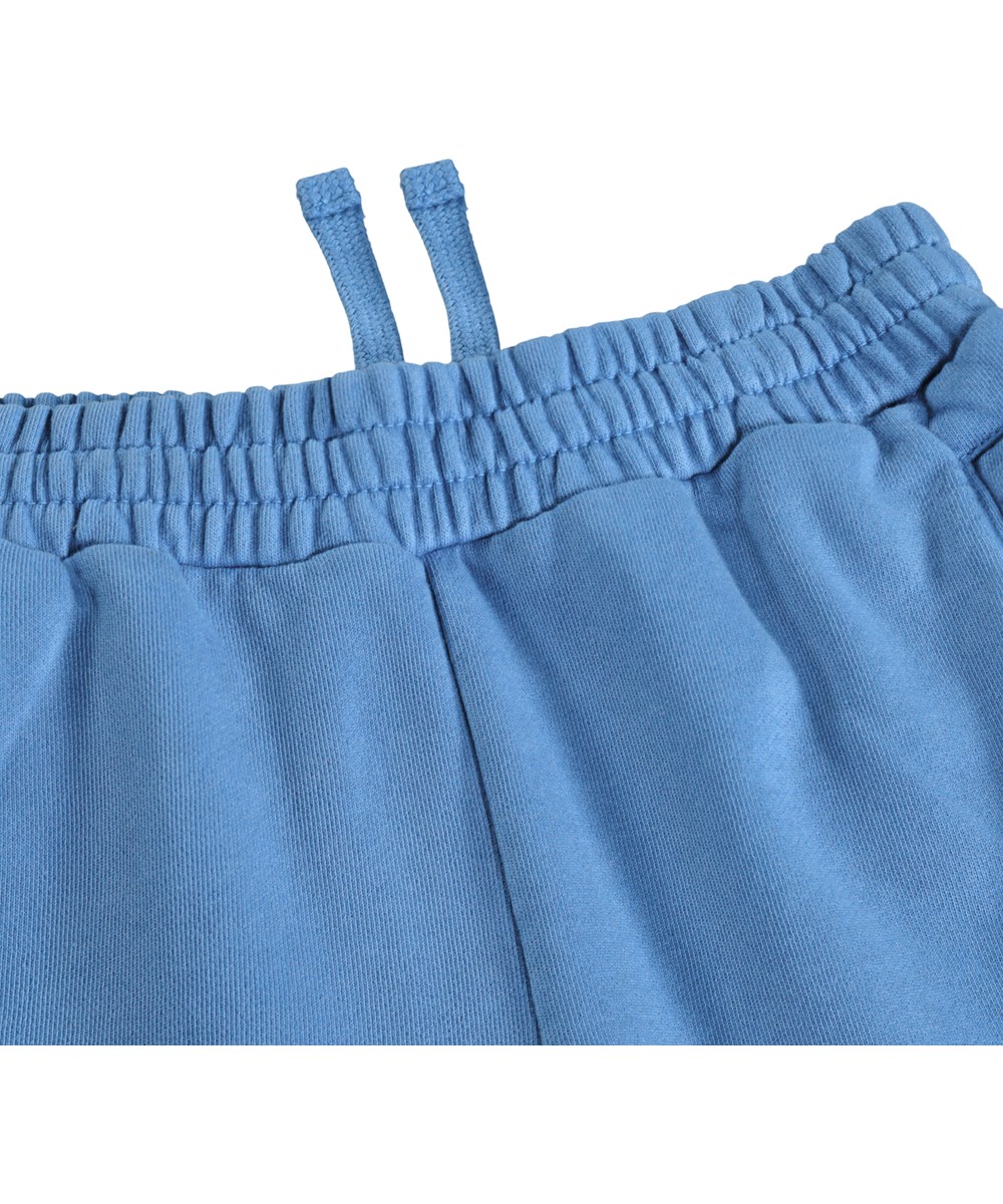 Ador - Swell Blue - Blå shorts med broderidetalje i økologisk bomuld til børn.