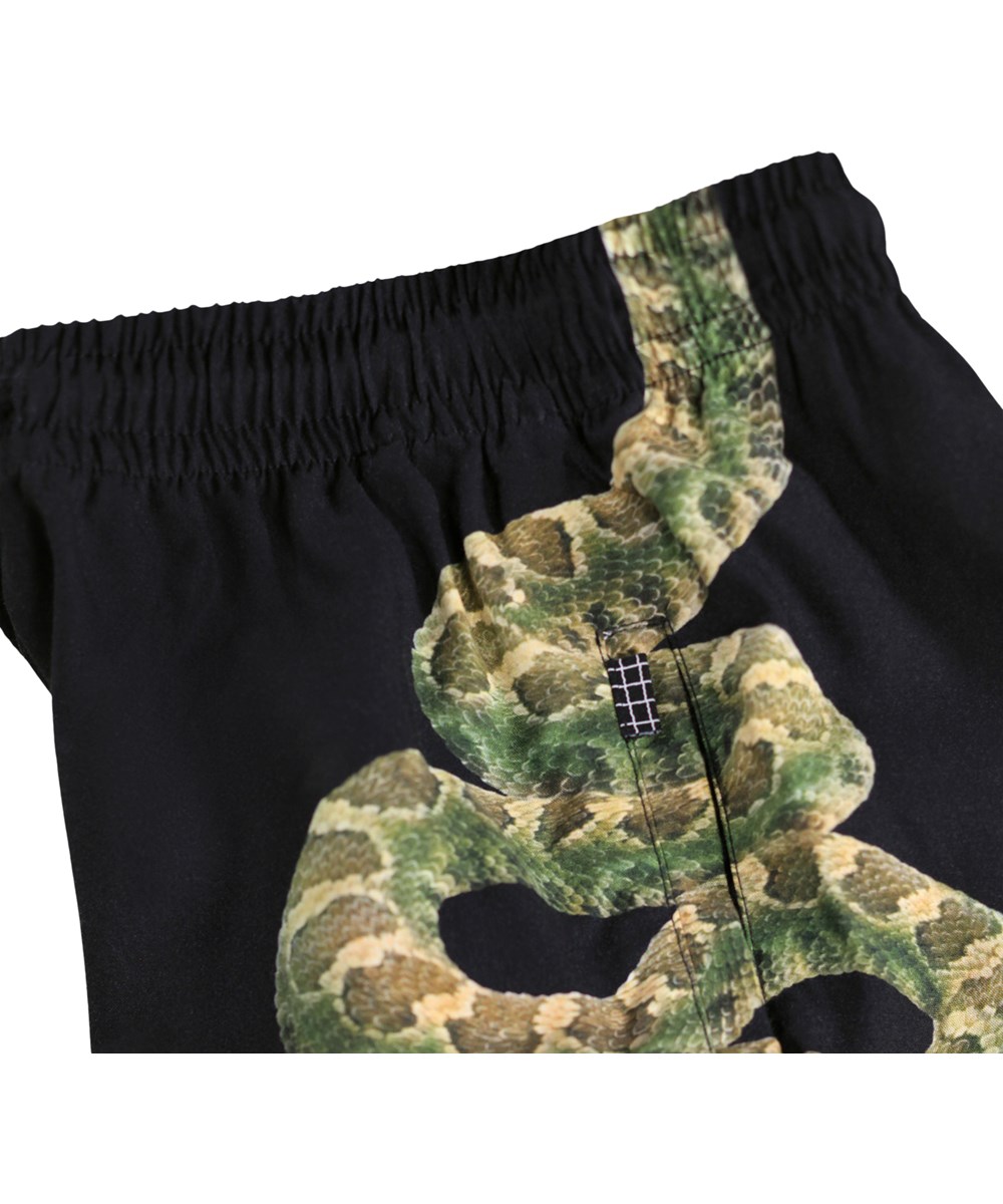 Alias - Green Rattle - Sorte shorts med slangeprint til børn