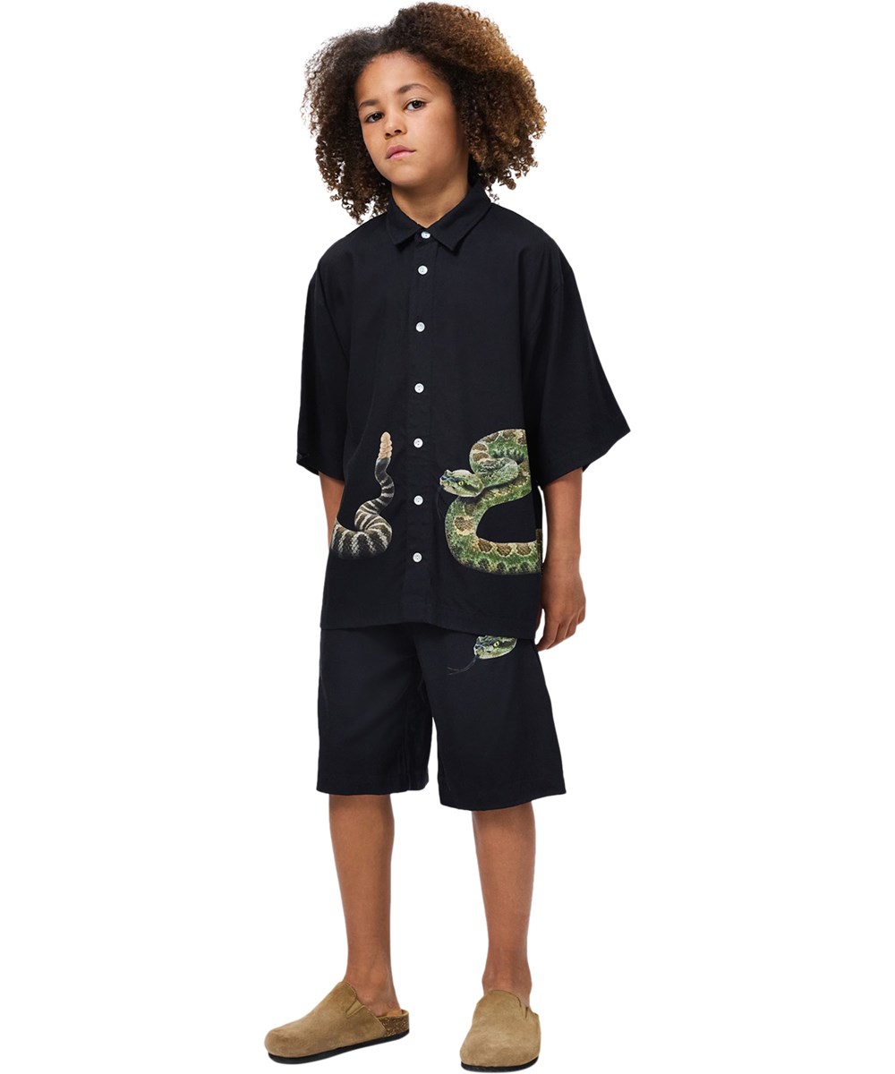 Alias - Green Rattle - Sorte shorts med slangeprint til børn