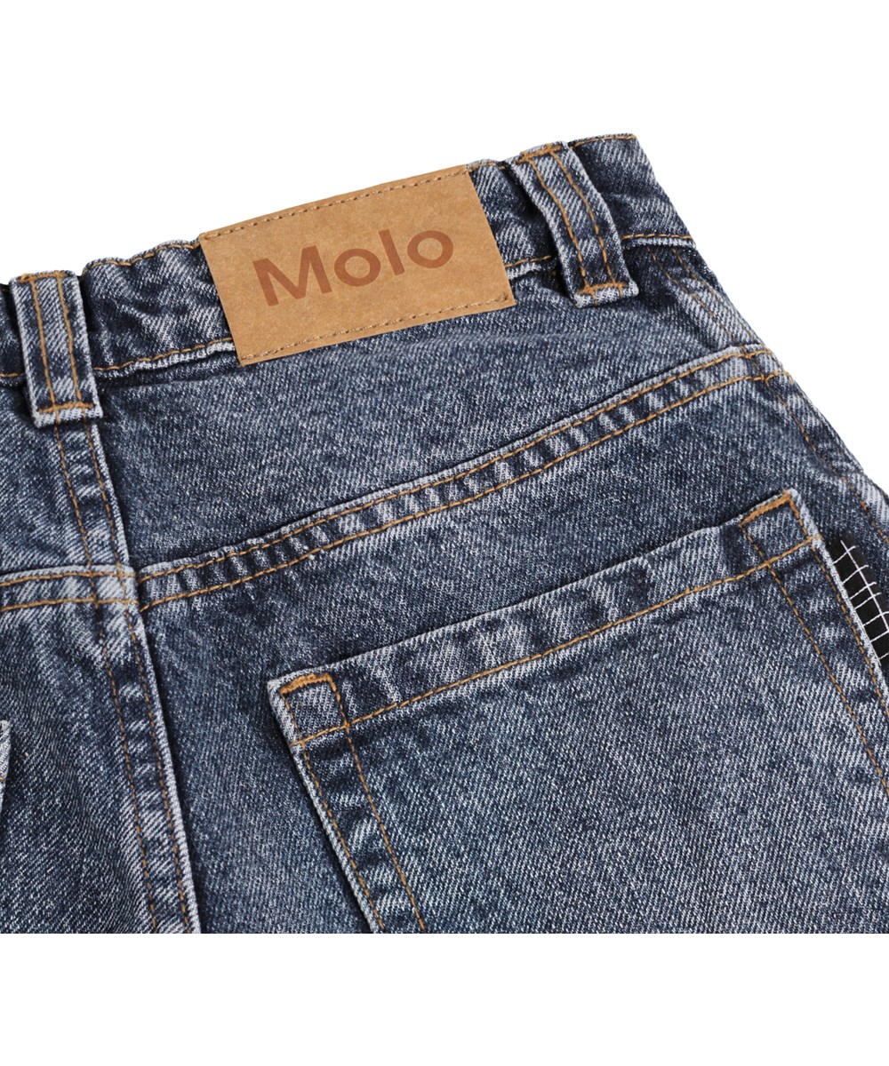 Alphie - Creased Indigo - Blå baggy denimshorts i økologisk bomuld med justerbar talje til børn