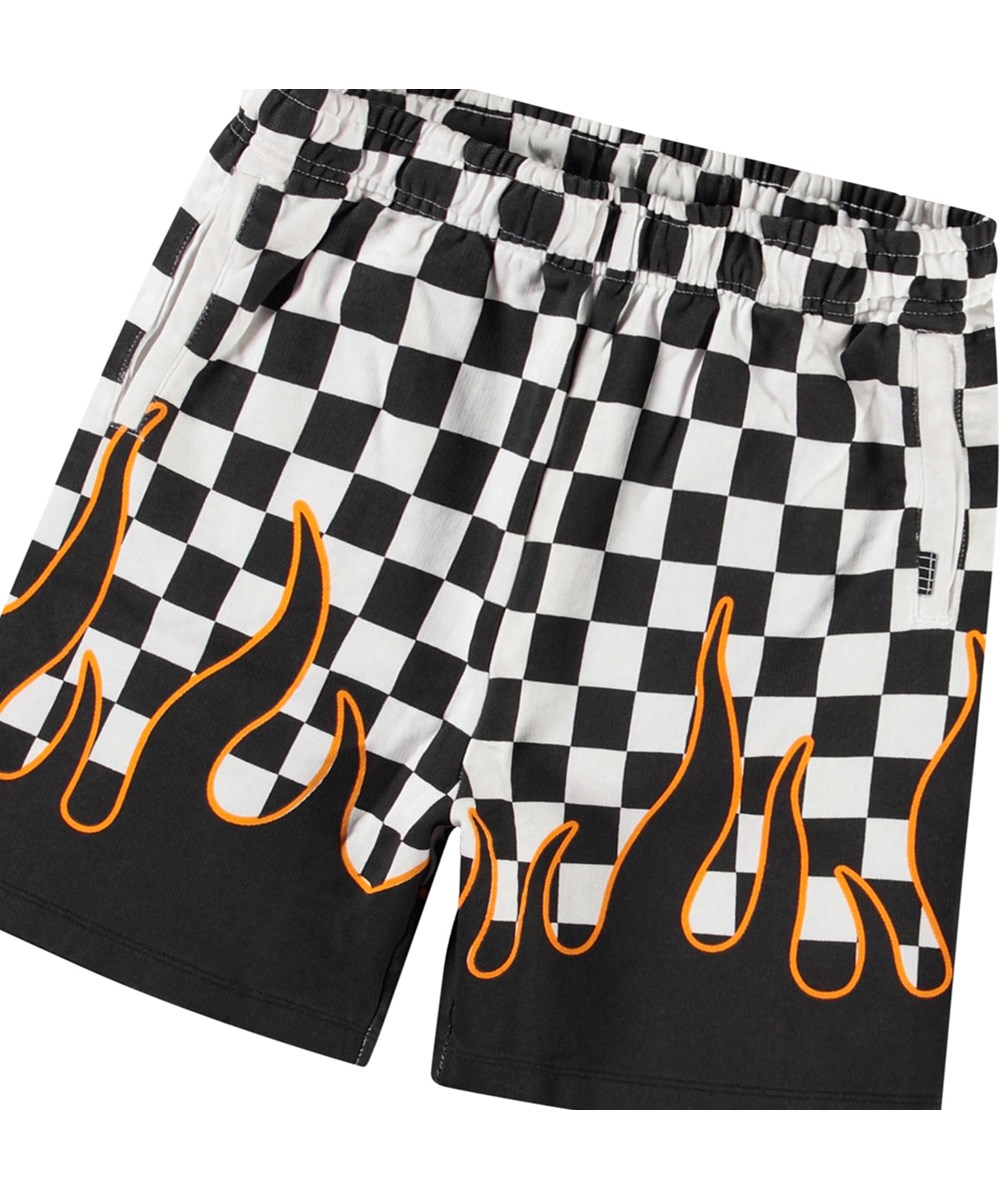 Amil - Check On Fire - Shorts i økologisk bomuldsjersey med print af motocross, tern og flammer til børn.