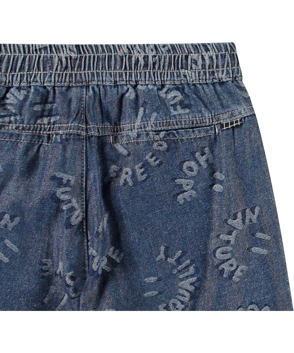 Arrow - Word Smiles - Blå denimshorts i økologisk bomuld med jacquardvævet mønster til børn.