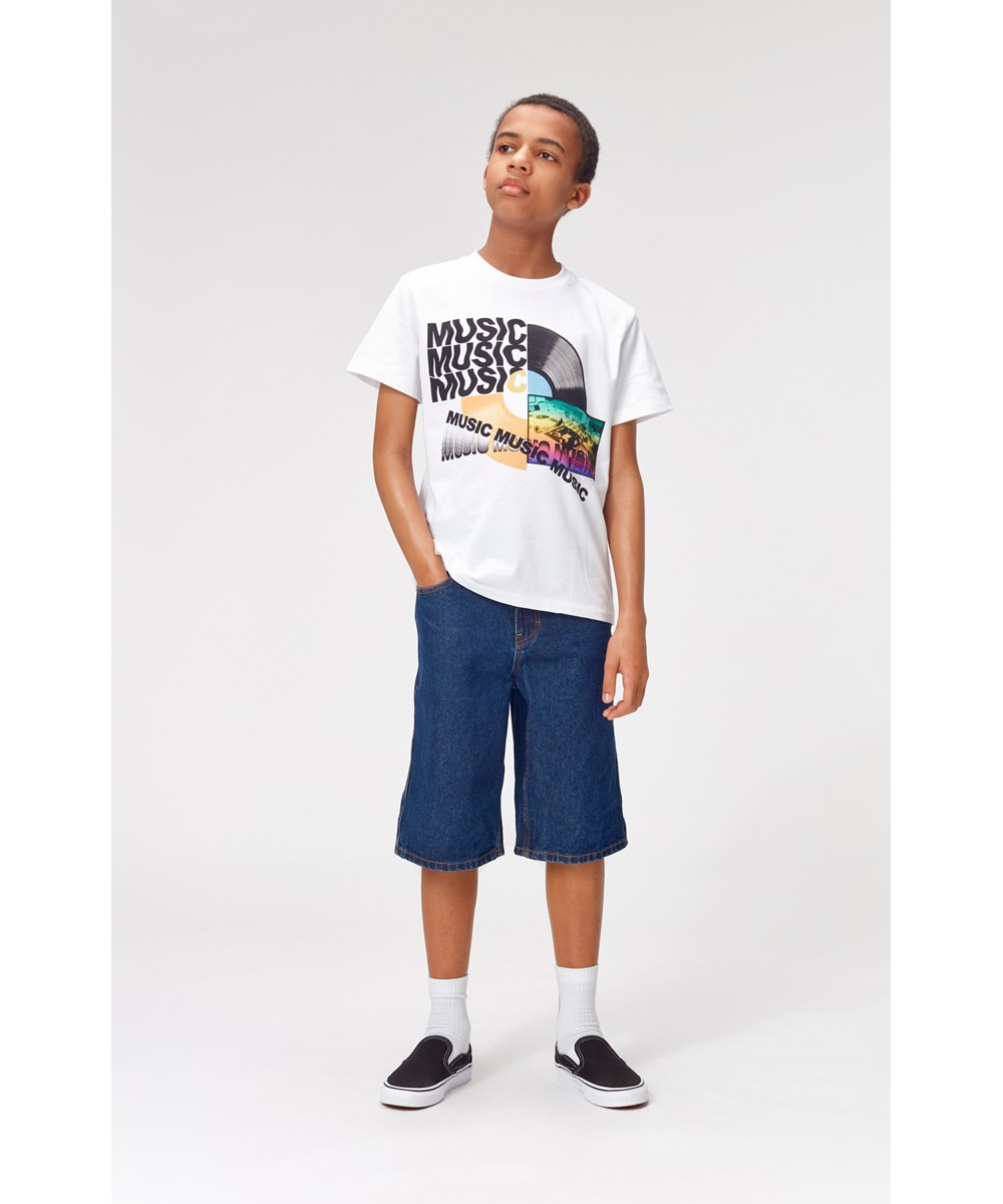 Art - Dark Stone - Knæ lang mørk blå vask denim shorts.