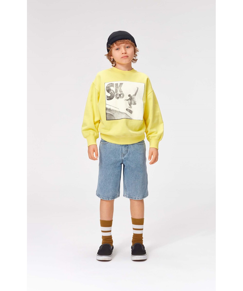 Art - Light Stone Denim - Knæ lang lys vask denim shorts.