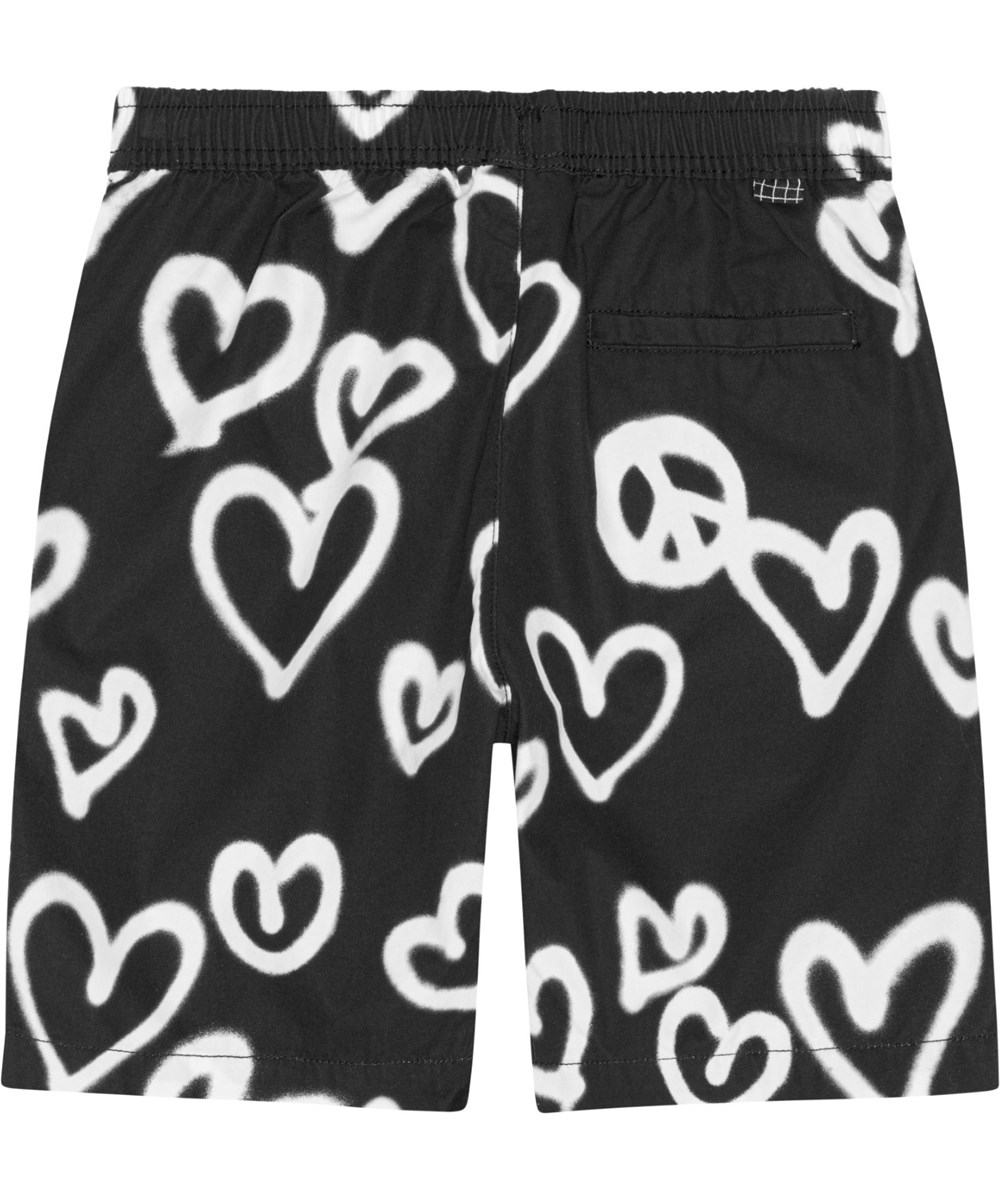 Avart - Sprayed Hearts - Knælange sorte shorts i bomuld med et alloverprint af hvide graffiti hjerter.