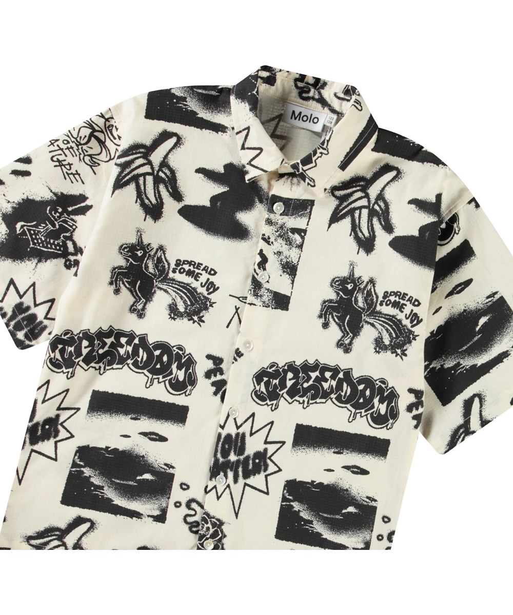 Richie - Art Mix - Beige skjorte med print til børn i blødt økologisk bomuld med brede t-shirt ærmer, klassisk skjortekrave og knappelukning på fronten.