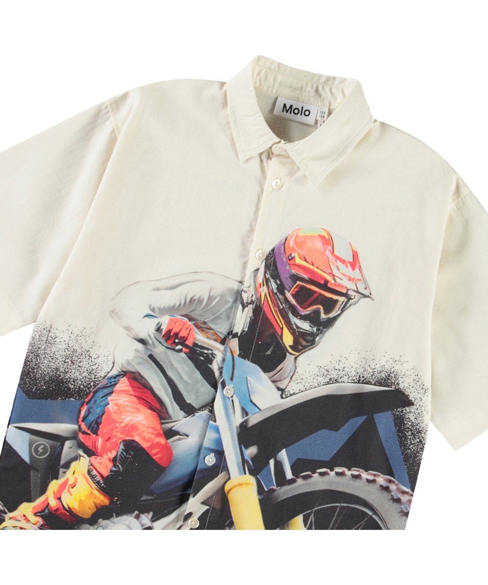 Richie - Big MC Light - Beige skjorte med print til børn i blødt økologisk bomuld med brede t-shirt ærmer, klassisk skjortekrave og knappelukning på fronten.