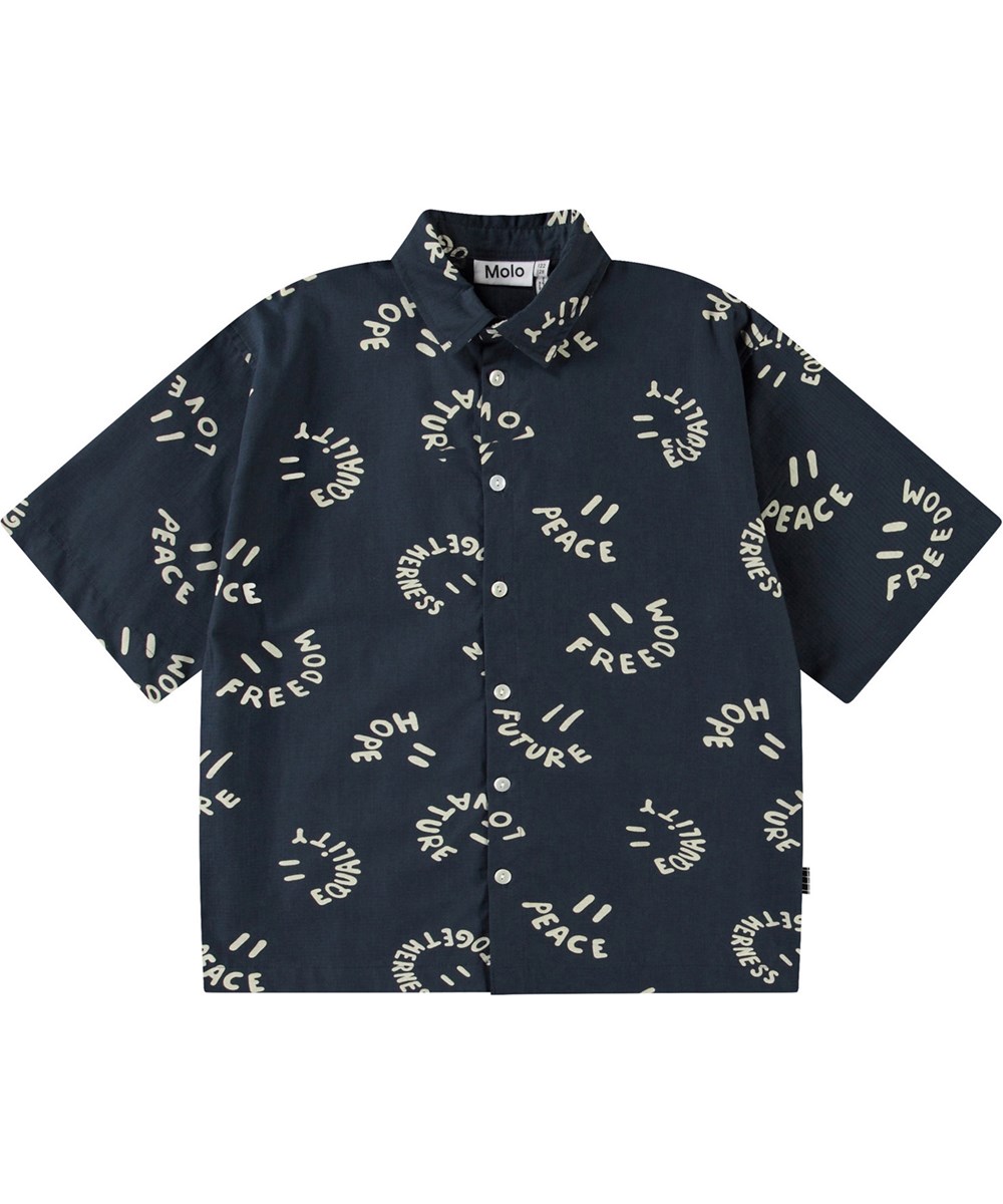 Richie - Smile Words - Mørkeblå skjorte med print til børn i blødt økologisk bomuld med brede t-shirt ærmer, klassisk skjortekrave og knappelukning på fronten.